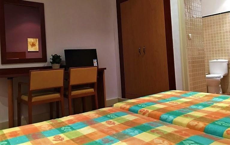 Hotel La Fonda Dels Pirineus Macanet De Cabrenys Bagian luar foto