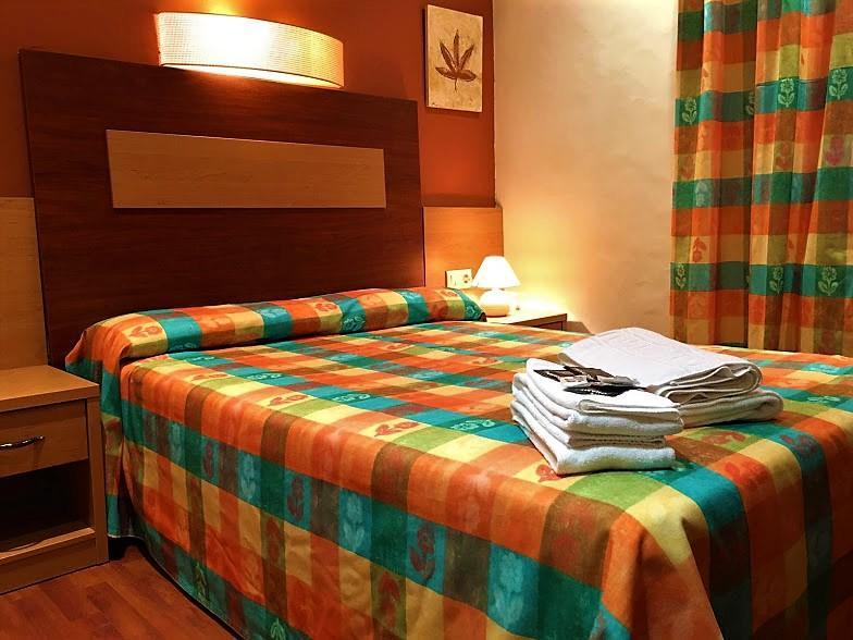 Hotel La Fonda Dels Pirineus Macanet De Cabrenys Bagian luar foto
